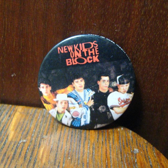 🎵 New Kids On The Block Retro Lapel Pin Button - Picture 2 of 5